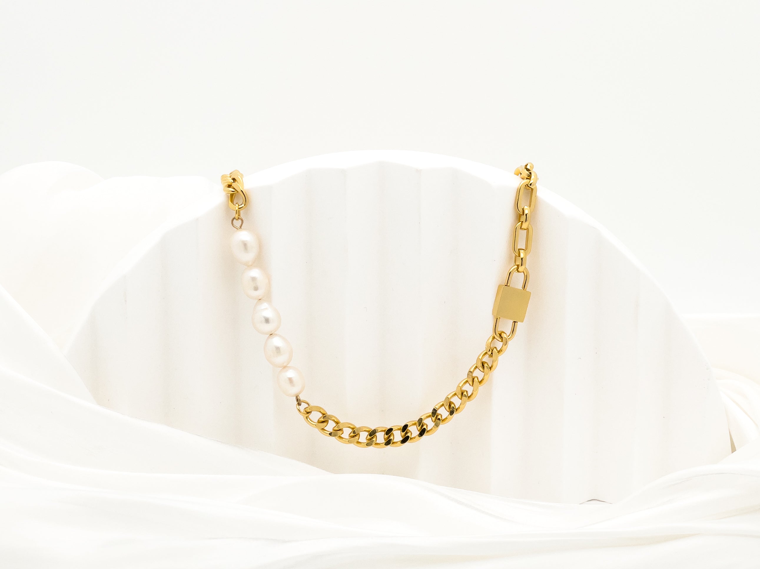 Khloe Bar Gold Chain Necklace - Online Jewelry Shop | Chic Chic Bon