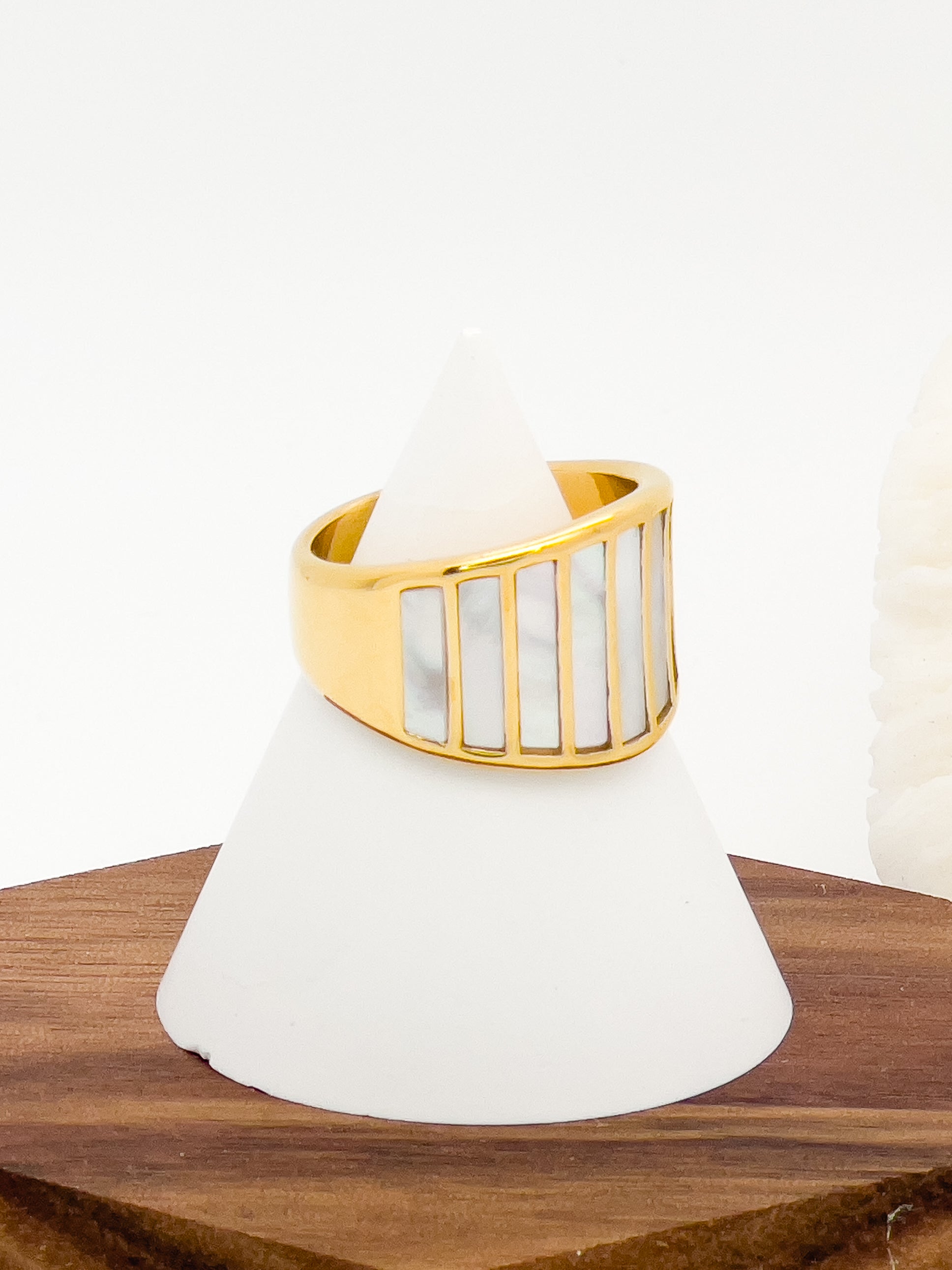 Nerissa Pavé Shell Chunky Gold Ring - Everyday Jewelry | Chic Chic Bon